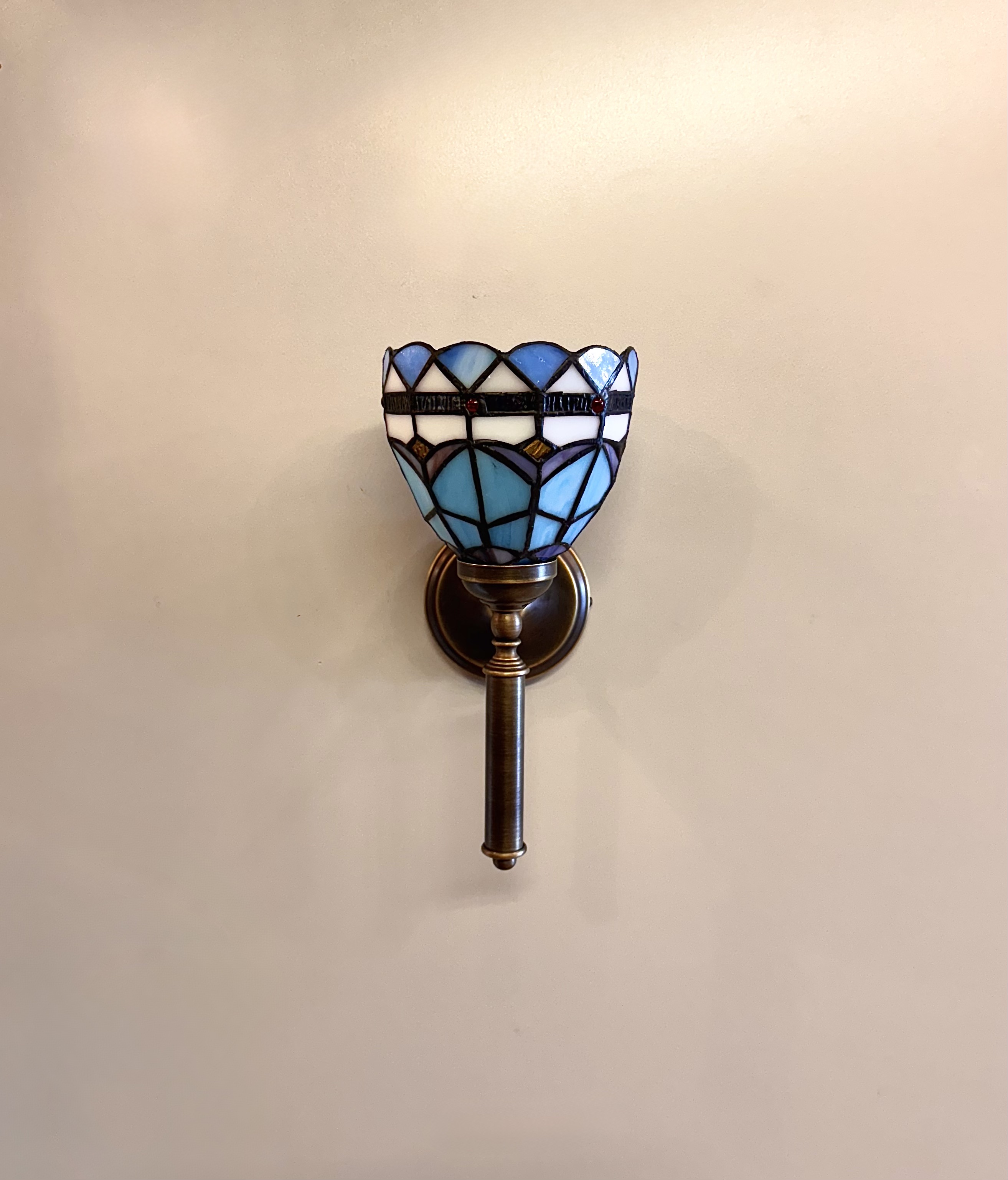 Capo Tiffany III Traditional Stained Glass Wall Sconce